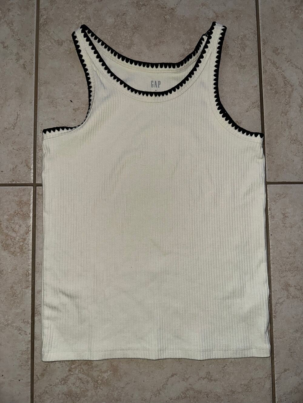 GAP Women’s Ribbed Tank Top Size Medium Cream Black Scallop Trim